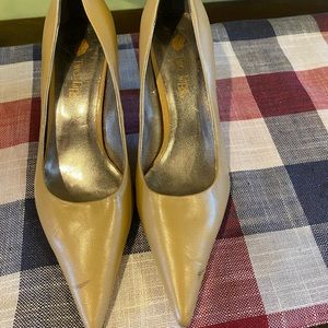 Two Lips beige pumps